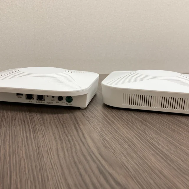 ALEXON APS300 業務用Wi-Fi

Wi-Fi接続台数が増えても安心の最大200端末同時接続可能。高速5GHz最大2400Mbps。
有線LAN配線が難しい場所にもデスクトップPCなど有線ネット機器を配置できるWi-Fi中継機能（WDS）搭載。各周波数につき子機3台までの数珠つなぎWi-Fi接続が可能。
壁掛けに適したデザイン。PoE受電機能搭載で配線もスッキリ。
ワンタッチで簡単にWi-Fi接続ができるWPS機能搭載。
高速Wi-Fiと光回線を活かす10GBase-Tの高速有線LAN搭載。

#ALEXON #SR2500 #アレクソン #業務用Wi-Fi #最大200端末同時接続 #ファイル暗号化

#尼崎 #阪神尼崎 #Emission #Emission株式会社

ネットワーク構築サービス
https://www.emission.jp/service/network